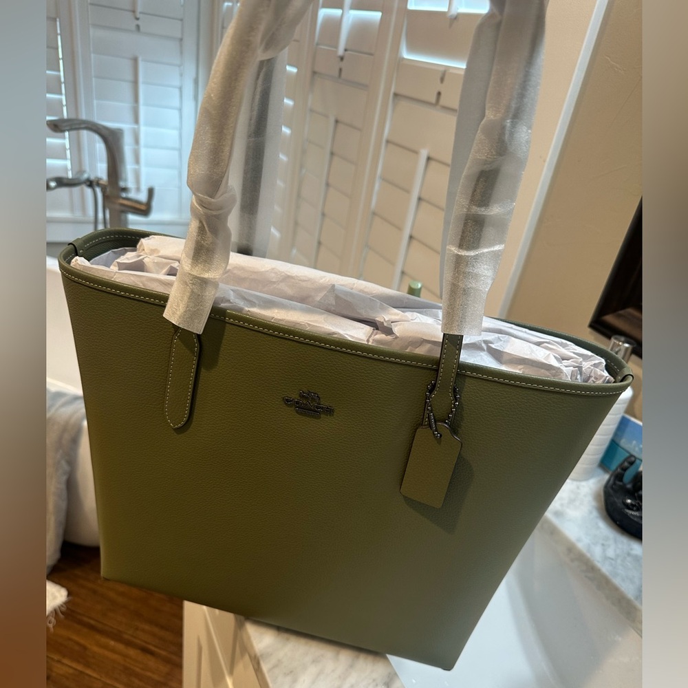 Brand new with tags coach purse/bag. Beautiful green